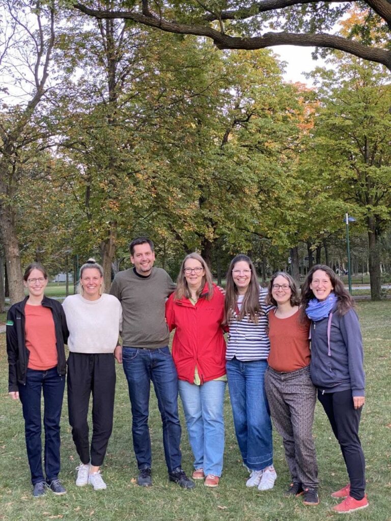 Gruppe vor einem Baum